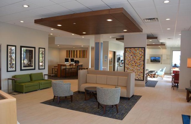 Holiday Inn Express & Suites Waterville North