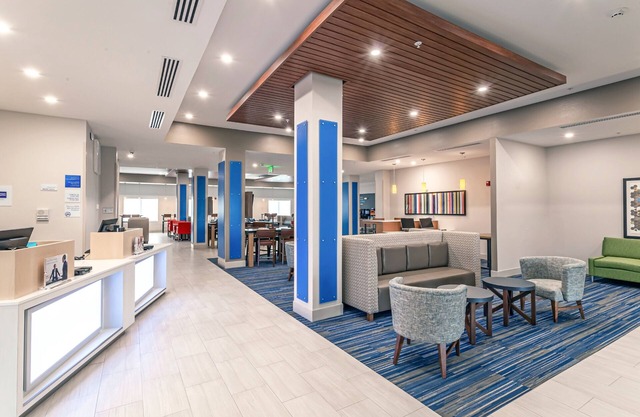 Holiday Inn Express & Suites Columbus - Worthington by IHG
