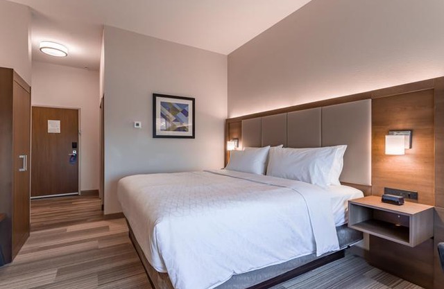 Holiday Inn Express & Suites Columbus - Worthington