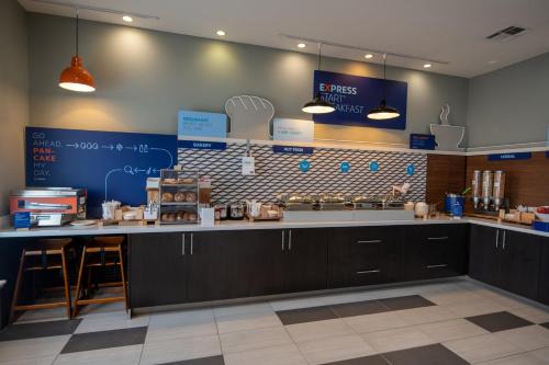 Holiday Inn Express & Suites N Waco Area - West by IHG