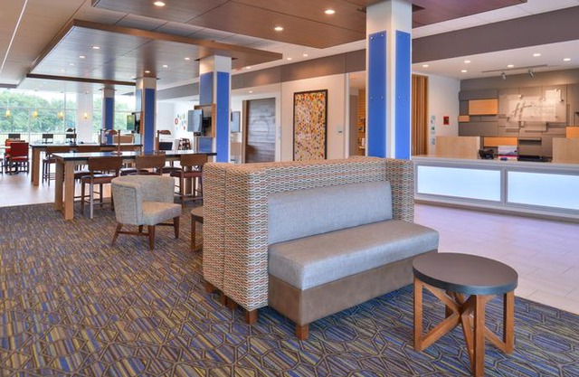 Holiday Inn Express & Suites Omaha Airport