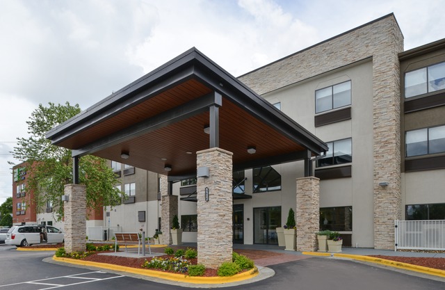Holiday Inn Express & Suites Raleigh NE - Medical Ctr Area