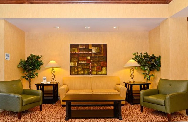 Holiday Inn Express Hotel & Suites Fort Atkinson