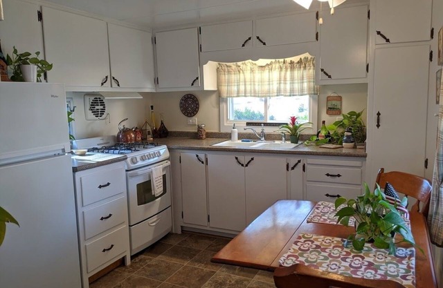 Holiday Mansion- Perfect for a small baseball family- Sleeps 2-3 people
