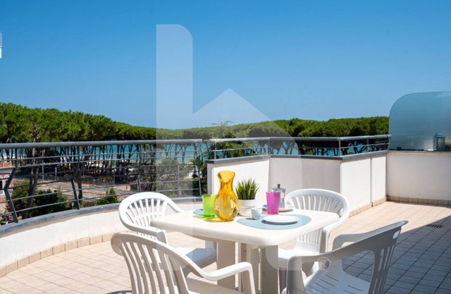 Holiday Rendez Vous 55 - Fourth floor apartment with side sea view