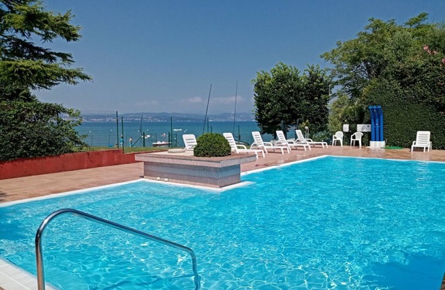 HOLIDAY SIRMIONE B8 Apartment - con piscina fronte lago e parcheggio interno