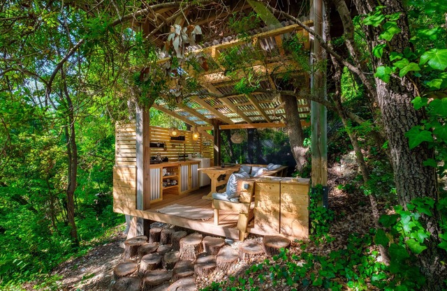 Holiday Treehouse "Shere Khan" with Shared Pool, 2 Private Terraces & Wi-Fi