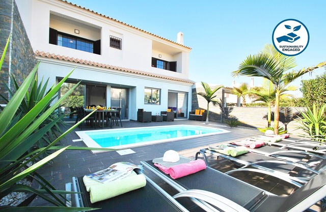 Holiday villa w/BBQ & heatable pool