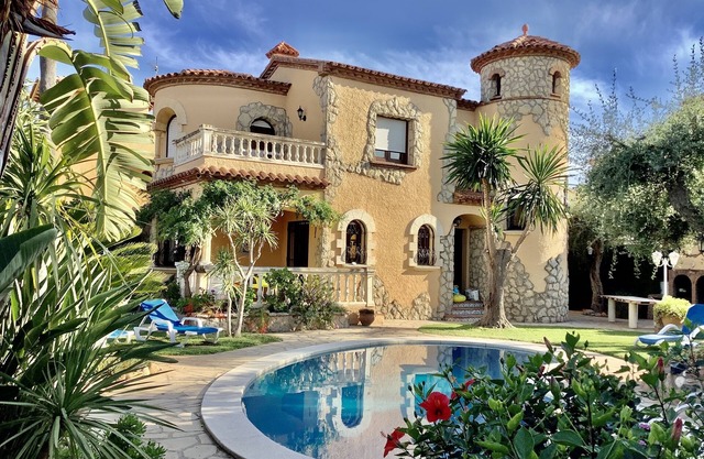 Holiday villas Isla Romantica with a beautiful garden, pool, 120 m from the sandy beach