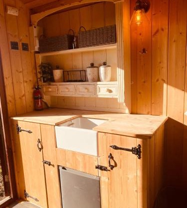 Holly Hut Farm Stay with Hot Tub