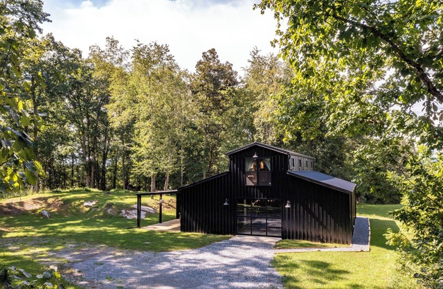 Holston View HideawaynSpacious secluded Barn minutes from South Holston River.