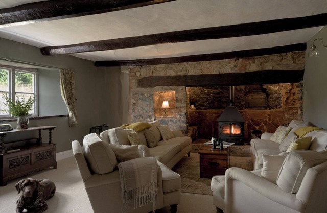 HOLWELL FARMHOUSE, pet friendly, with hot tub in Bampton, Devon