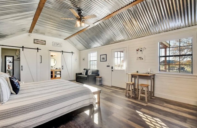 Holy Cow Cottage w/Amazing Hill Country Views