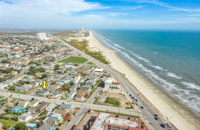 Home 2 Blocks from the Beach w/Small Porch, Washer/Dryer, A/C, 2 Bikes - Dogs OK