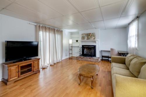 Home 6 Mi to Show Place Arena! Easy Commute to DC