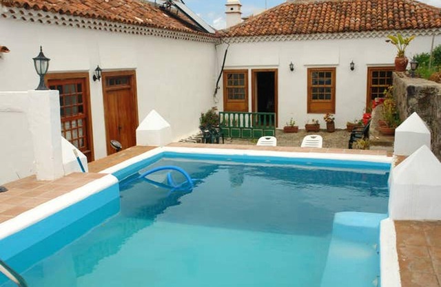 Homerez - House 12 km away from the beach for 2 ppl. with shared pool and garden