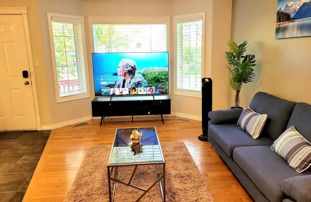 Home in Downtown Edmonton - 2 Beds & Office Spacen