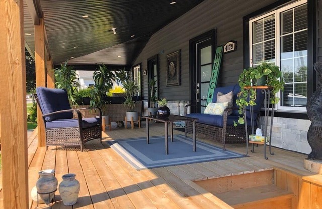 Home in Niagara Falls Roginas waterfront paradise minutes to the falls