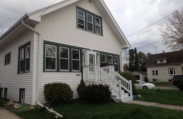 Home in Oshkosh near EAA Air Venture - n5 blocks away from Wittman Airport