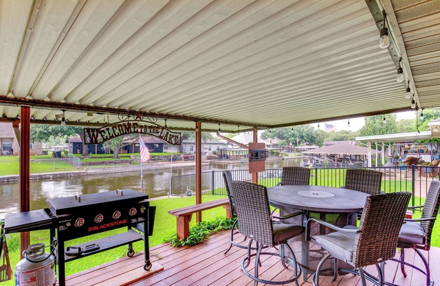 Home on Lake Granbury w/Hot Tub: 5 Mi to Dtwn!
