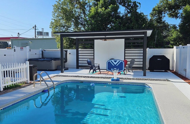Home Paradise Lakeland Backyard Jacuzzi & Private Pool Heater Free!