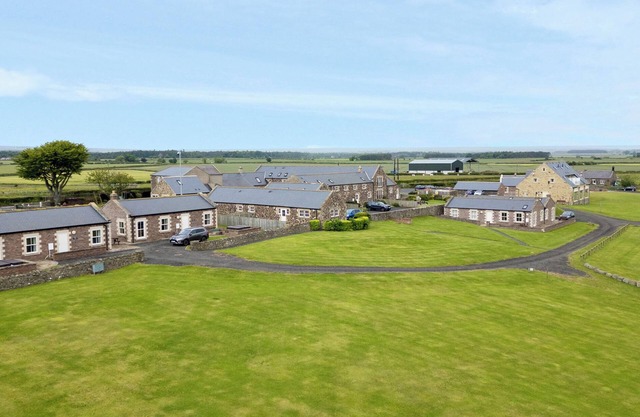HOME STEAD COTTAGE, pet friendly, with pool in Embleton