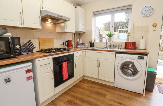 HOME-STRAIGHT, with a garden in Stratford-Upon-Avon