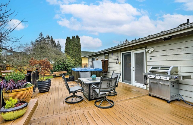 Home w/Hot Tub: 7 Mi to Edmonds Waterfront!