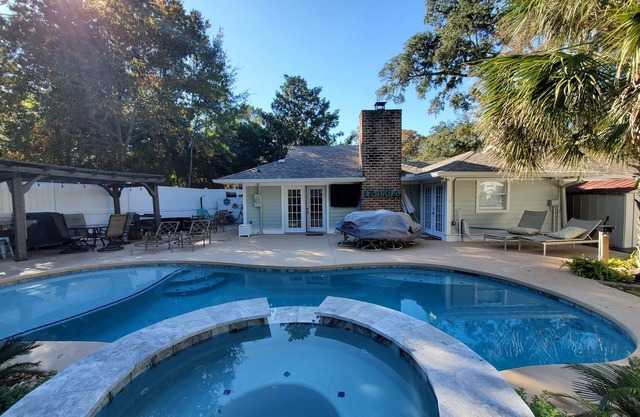 Home w/Private Pool/Spa, Walk to Beach, One level Home, Bikes, Folly Field area