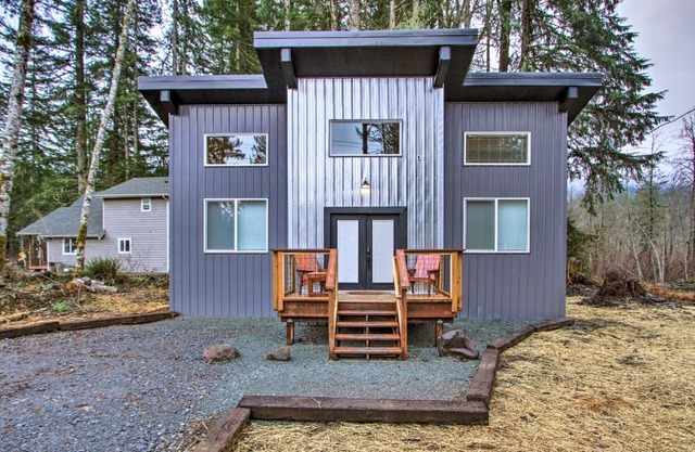 Home with Hot Tub Less Than 5 Miles to Rainier National Park
