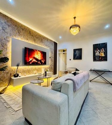 Home2Suite by Veronica Buziga, Munyonyo- Luxury with Netflix, Wi-Fi, & Free Parking
