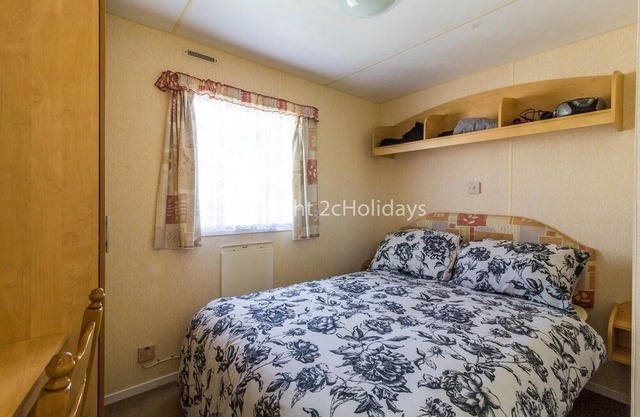 Homely 8 berth caravan for hire at St Osyth, near Clacton-on-Sea ref 28081FV