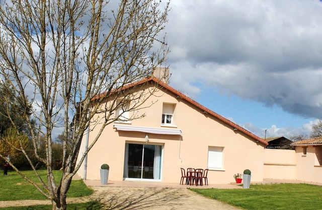 Homerez - Charming house in Vasles with private garden