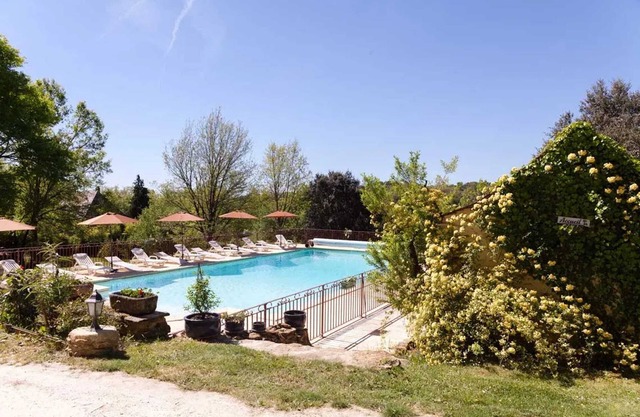 Homerez - Cozy Chalet in Sarlat-la-Canéda with Shared Pool