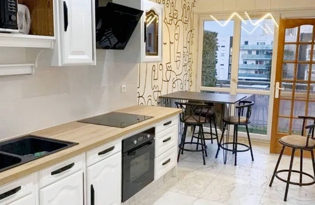 Homerez - Flat in Bobigny with balcony