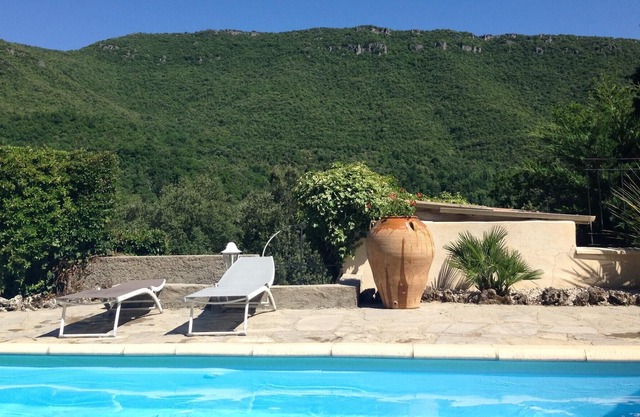 Homerez - House for 6 ppl. with shared pool and garden at Saint-Julien-de-la-Nef