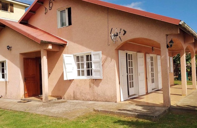 Homerez - House 10 km away from the beach for 9 ppl. with sea view at Saint-Leu