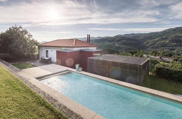 Homerez - House for 6 ppl. with swimming-pool, garden and terrace at Travassós
