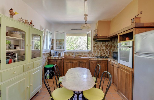 Homerez - Luxury Villa in Oppède with Jacuzzi and Pool