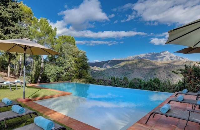 Homerez - Paradisiacal Villa in Benahavís with Jacuzzi and Private Pool