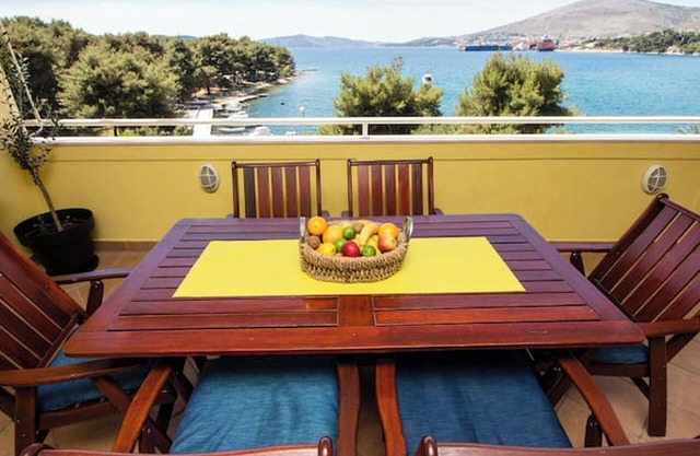 Homerez - Spacious Apartment in Trogir with Parking