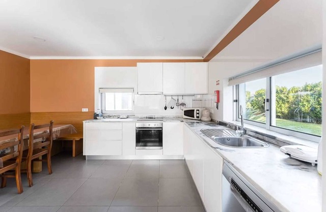 Homerez - Spacious House in Esposende with Private Parking