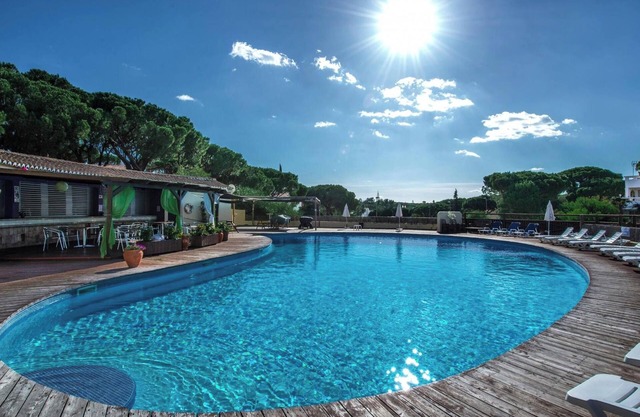 Homerez - Spacious house in Loulé with shared pool