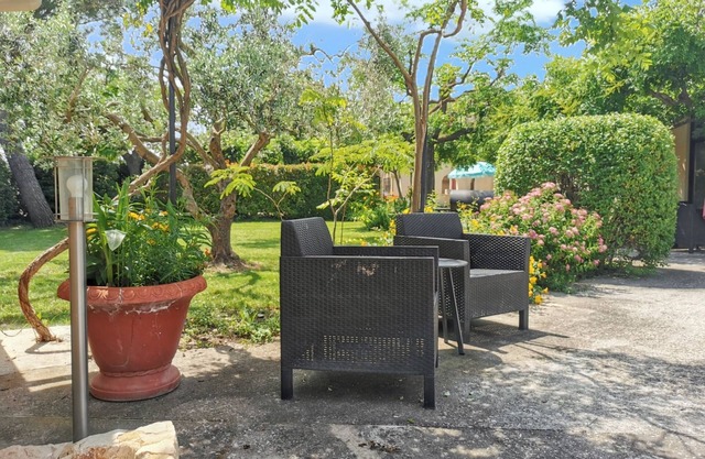 Homerez - Spacious villa with private pool in Bédarrides + 220 m² + Near Avignon