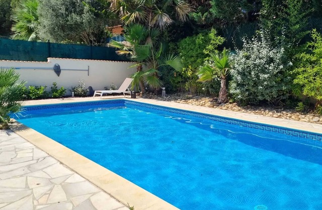 Homerez - Spacious villa in Agde with pool and garden.