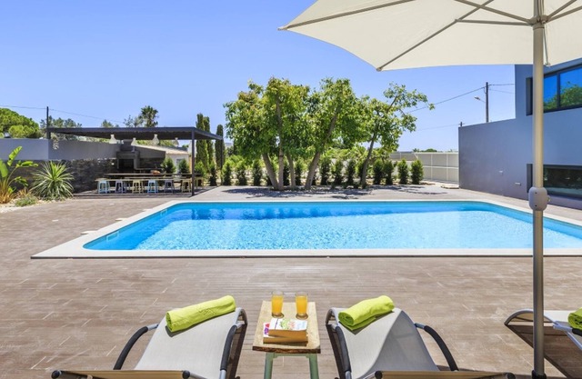 Homerez - Villa 4 km away from the beach for 6 ppl. with shared pool at Quelfes