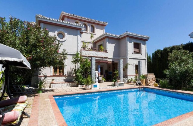 Homerez - Villa for 12 ppl. with swimming-pool, garden and terrace at Padul