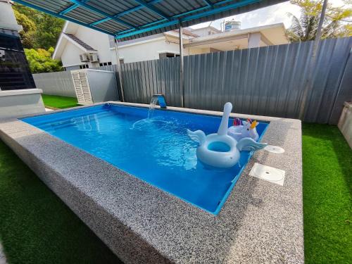Homestay Temerloh with Private Pool Near Hospital 4 Bedroom 4 Aircond 10pax Free Wi-Fi Netflix