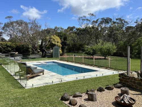 Homestead Pool House Private cabin w shared Spa Basketball court Heated Pool Minutes to Adventure Park and beaches