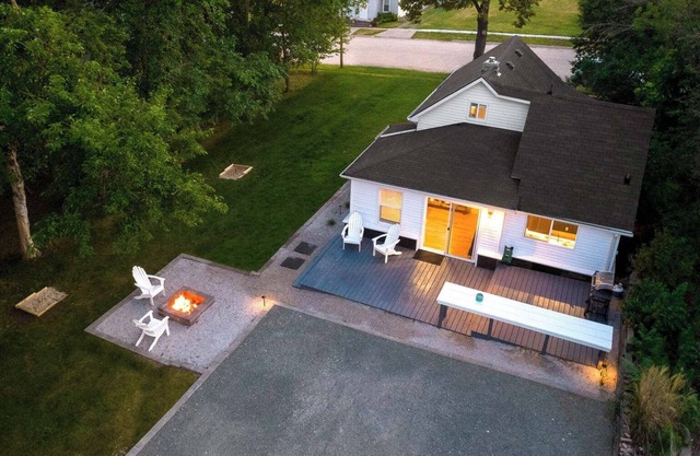 Hometown Haven: Firepit, 3-Bedroom, Large Yard, Games